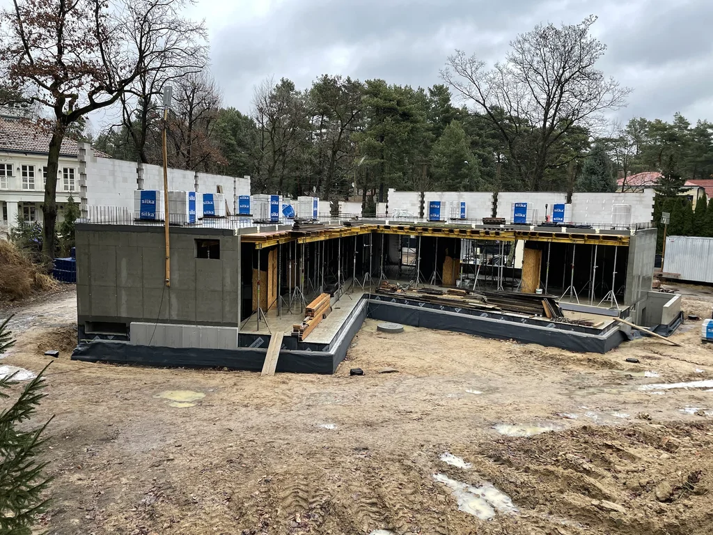 Dom jednorodzinny w stanie surowym z wykonaną szczelną piwnicą i ścianami nadziemia z bloczków silikatowych