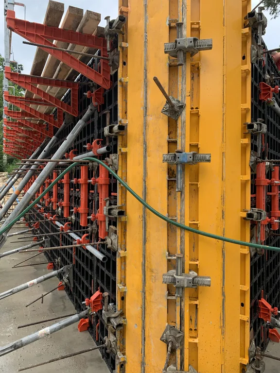 Deskowanie ścian żelbetowych piwnicy z użyciem systemowych szalunków