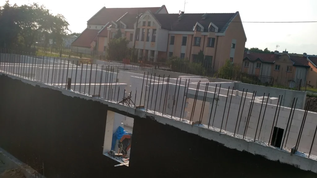 Wykonane ściany żelbetowe piwnicy, wewnętrzne ściany murowane z silikatów 