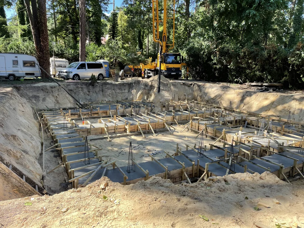 widok na dom w stanie surowym otwartym, przy domu rusztowania, 