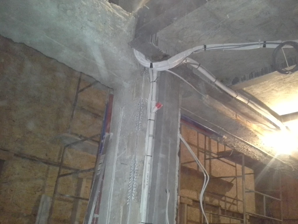 Remont budynku elementy żelbetowe, murowane ściany z cegły 