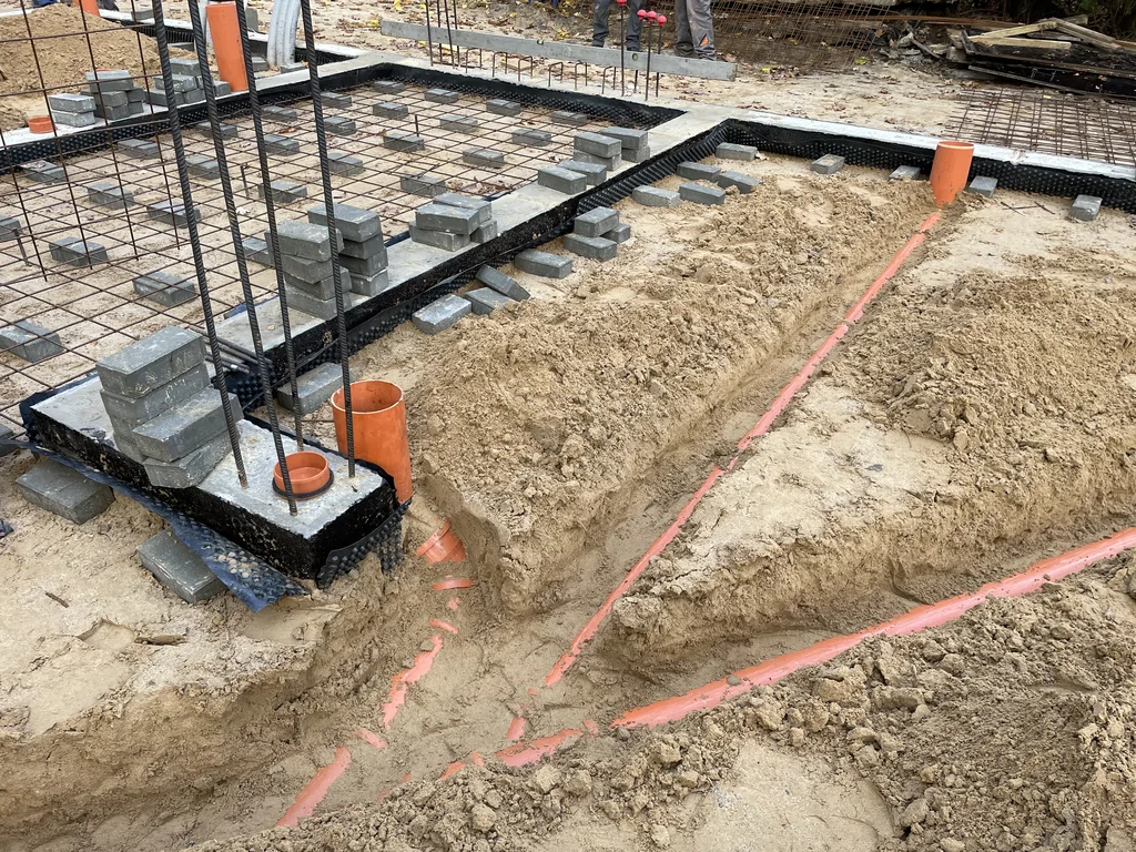 ściany parteru wymurowane z Porotherm 