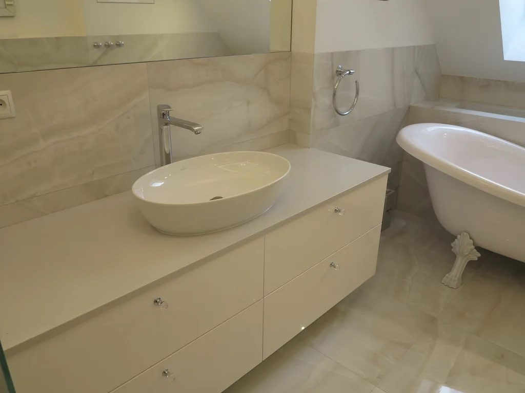 kominek w salonie i sufit podwieszany 