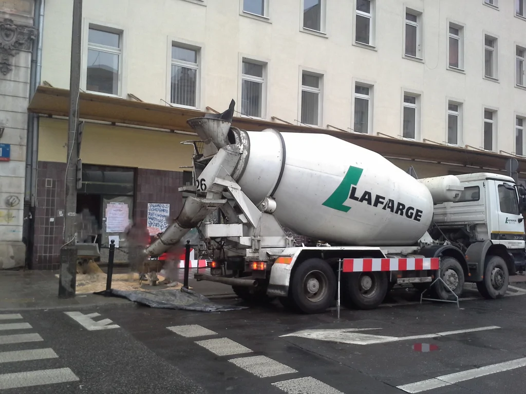 Remont, gruszka z betonem wylewająca beton 