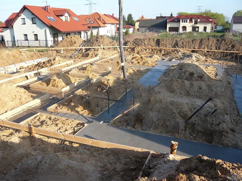 Fundamenty po betonowaniu: ławy i ściany w wykopie, przygotowane przepusty instalacyjne