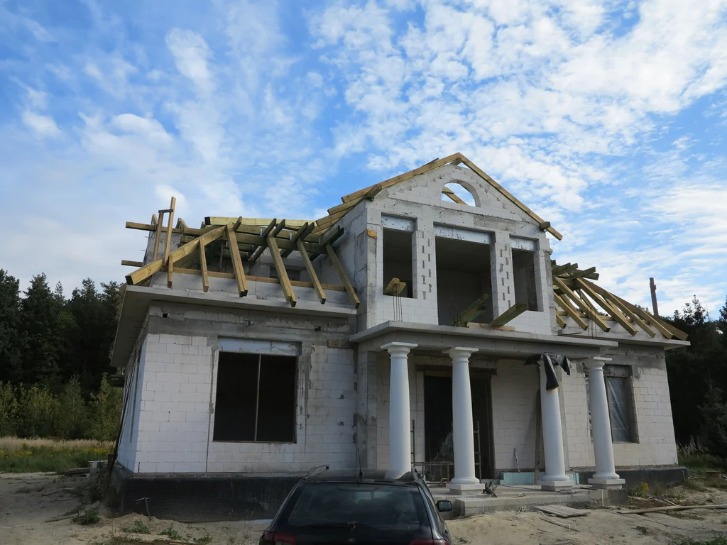 Dom w stanie surowym, więźba dachowa, kolumny żelbetowe