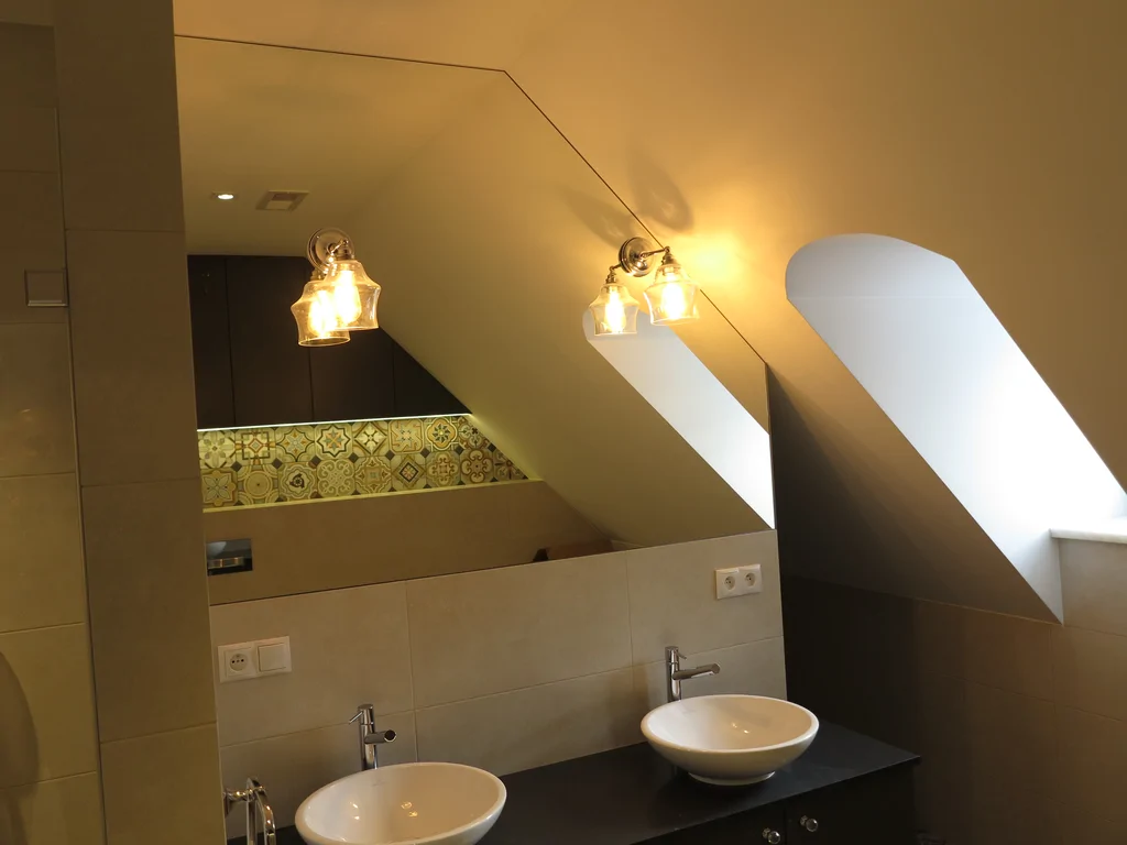 widok na orytarz, ozdobna barierka kuta przy schodach