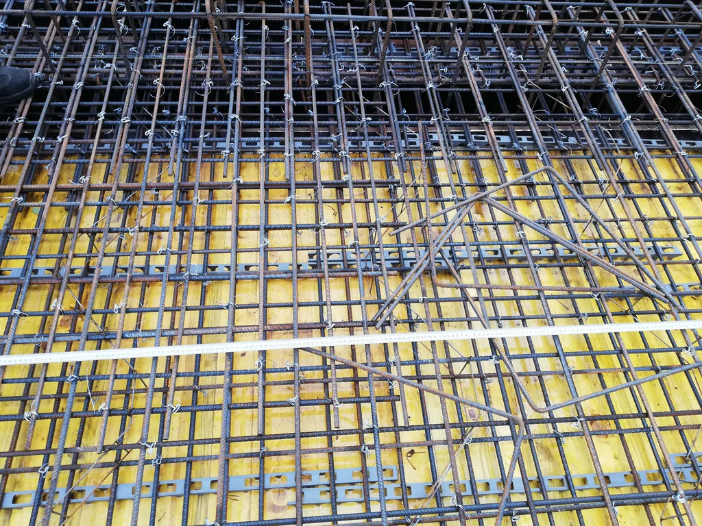 Gęste zbrojenie stropu nad piwnicą z widocznymi belkami i wieńcem żelbetowym