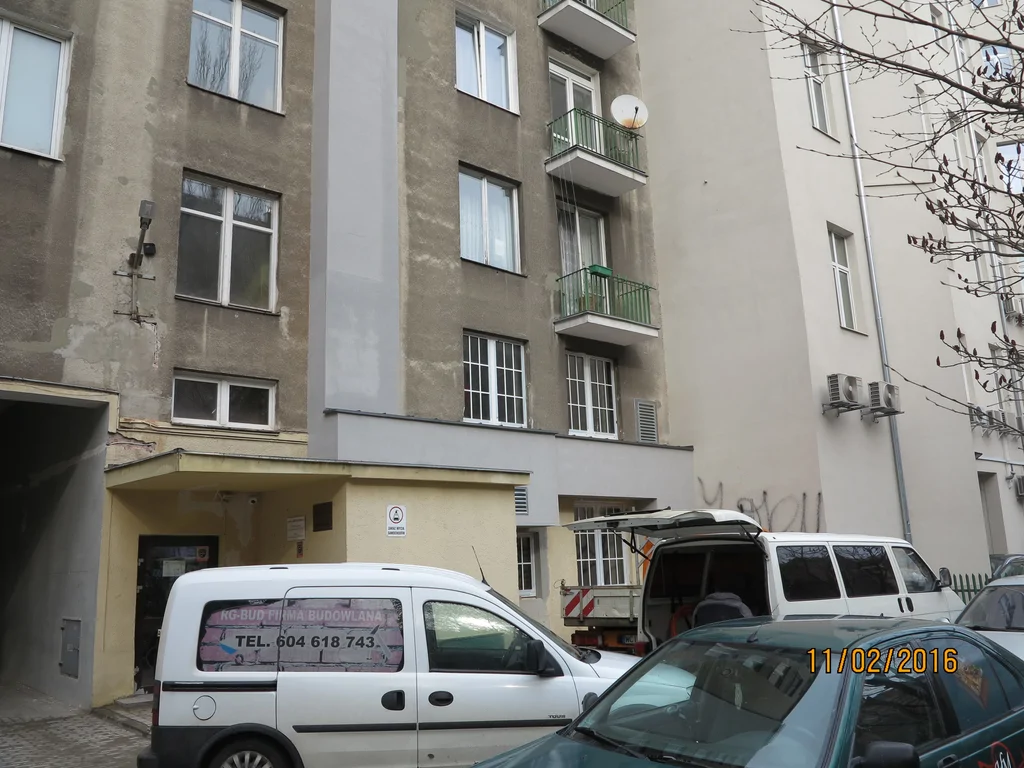 Budynek z zewnątrz widok na wykonany komin wentylacyjny 