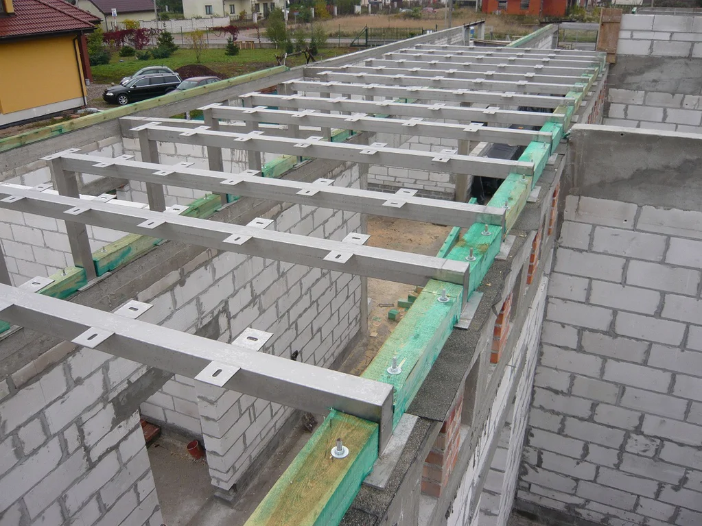 Budowa przedszkola, strop dźwigary kronopol