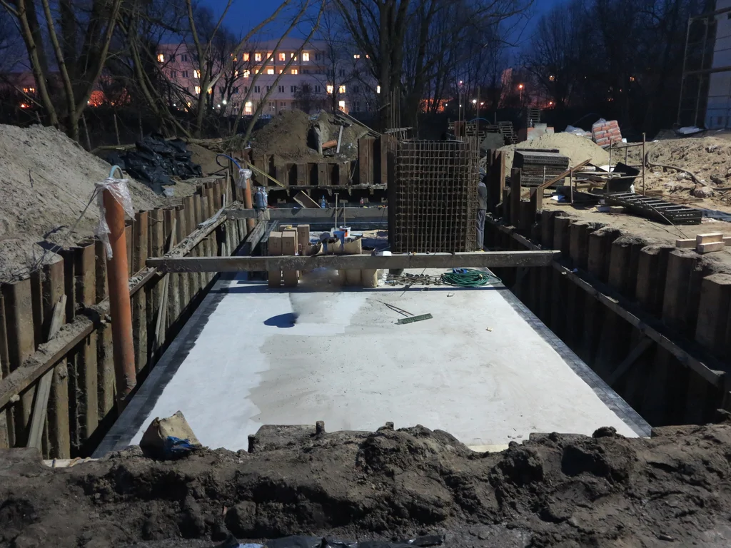 Zbiornik retencyjny wylana płyta zbiornika, zbrojenie