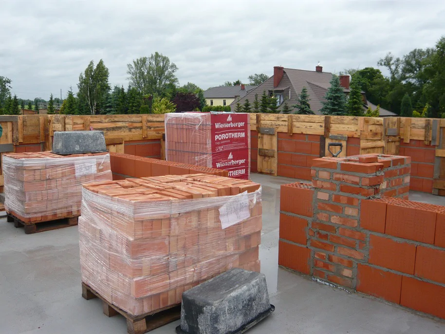 Budowa domu jednorodzinnego, stan surowy, mury, strop żelbetowy