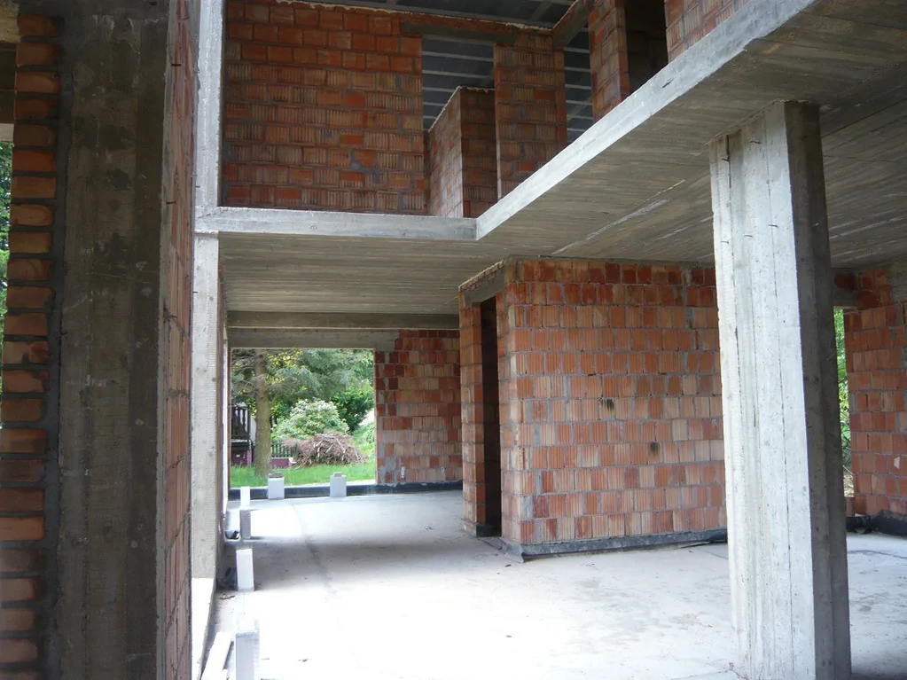 Budowa domu jednorodzinnego, mury pustak maxi, strop żelbetowy, strop terriva, elementy konstrukcyjne, nadproża