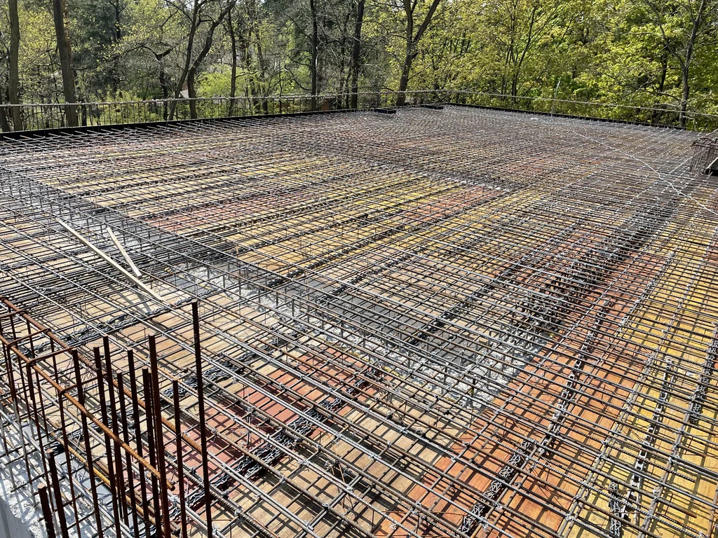 Zbrojenie stropu żelbetowego nad kondygnacją podziemną domu w Konstancinie