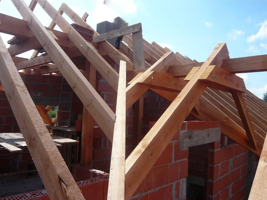 Montaż więźby dachowej – zbliżenie na krokwie i elementy konstrukcji drewnianej