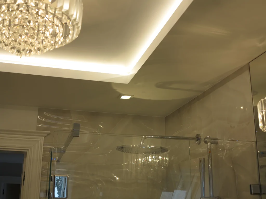 widok na barierkę ozdobną przy schodach 