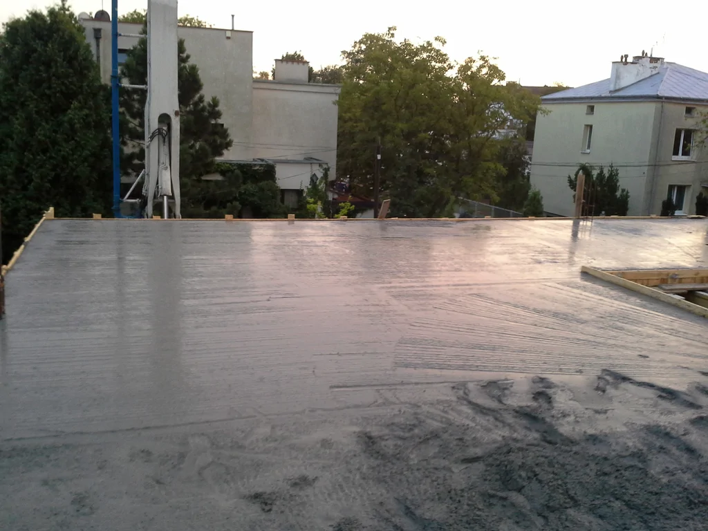 Budowa domu jednorodzinnego, wylewanie stropu piwnicy