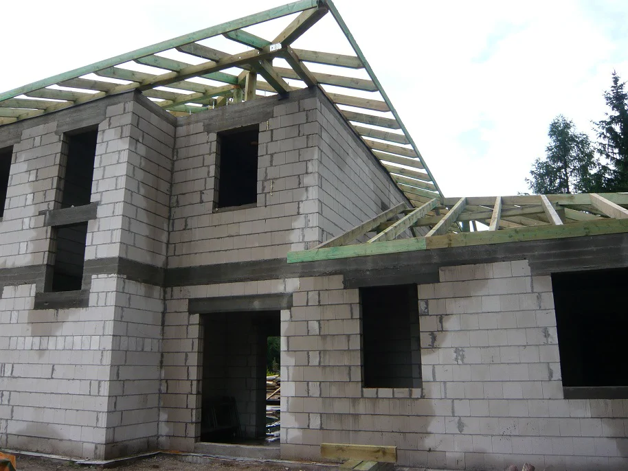 Stan surowy z widoczną więźbą – bryła domu i konstrukcja dachu w trakcie montażu