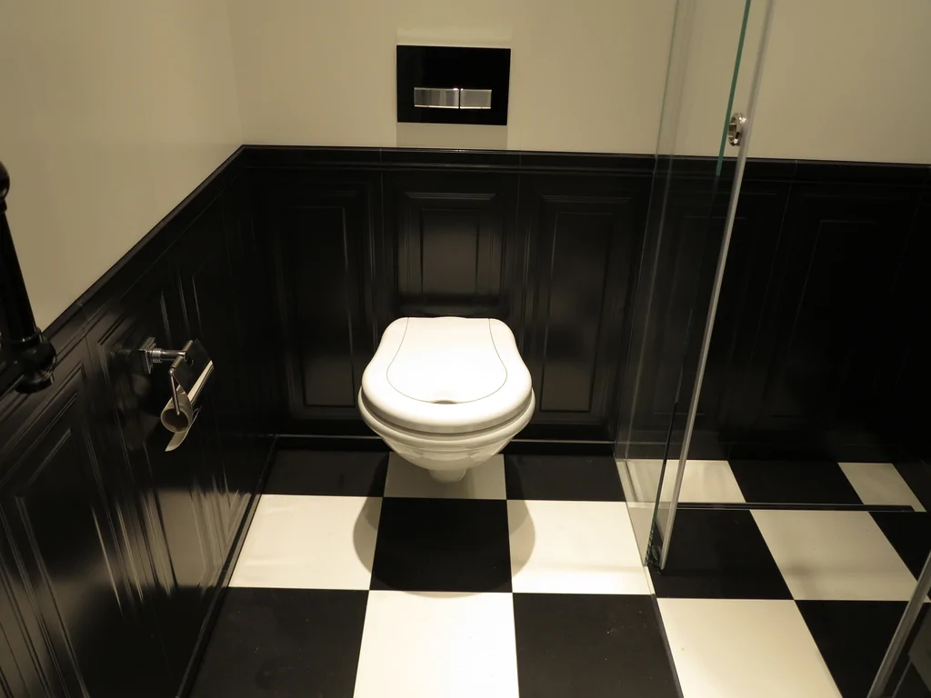 lustro w łazience, ozdobne oświetlenie 