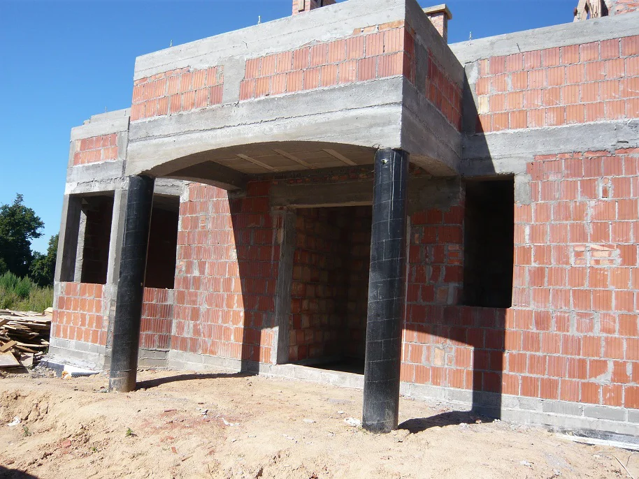 Stan surowy, strefa wejścia okrągłe słupy, łuk 