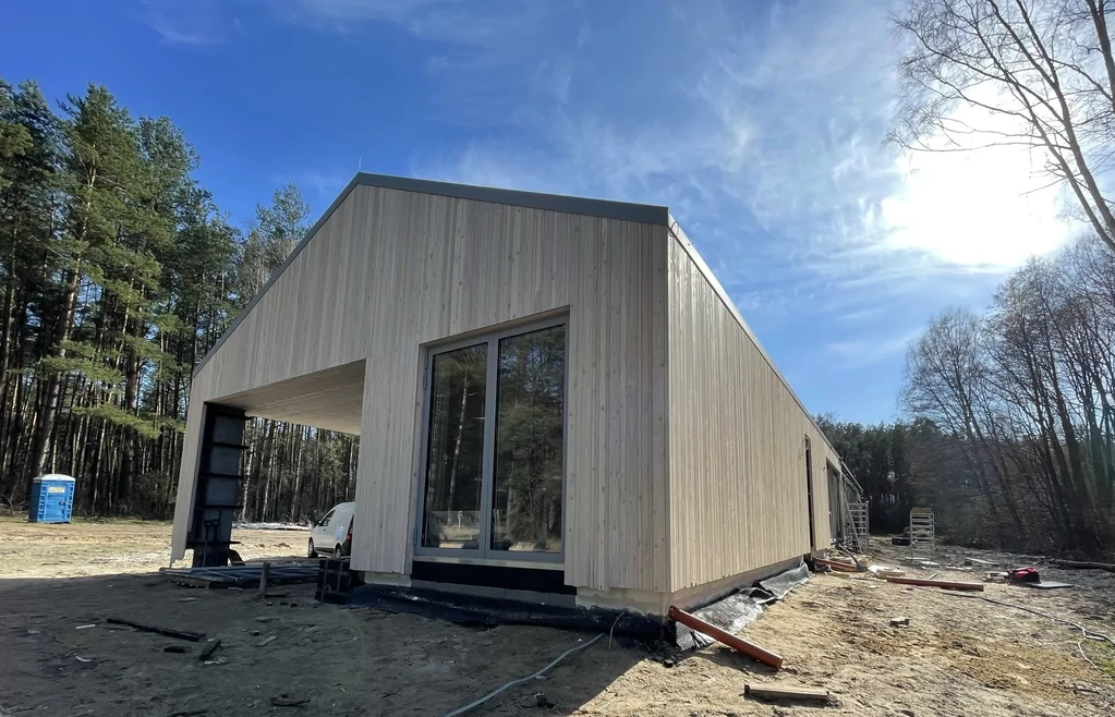 Ściana szczytowa z okładziną drewnianą i wysokim przeszkleniem – detal bryły