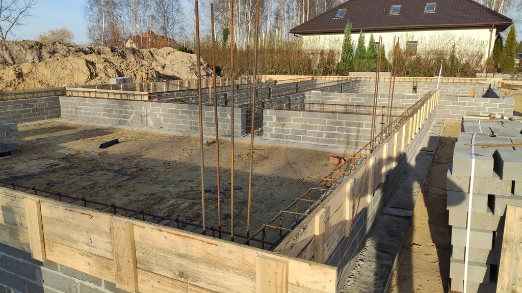 Murowane ściany fundamentowe z wieńcem/zbrojeniem oraz wyprowadzeniami prętów startowych