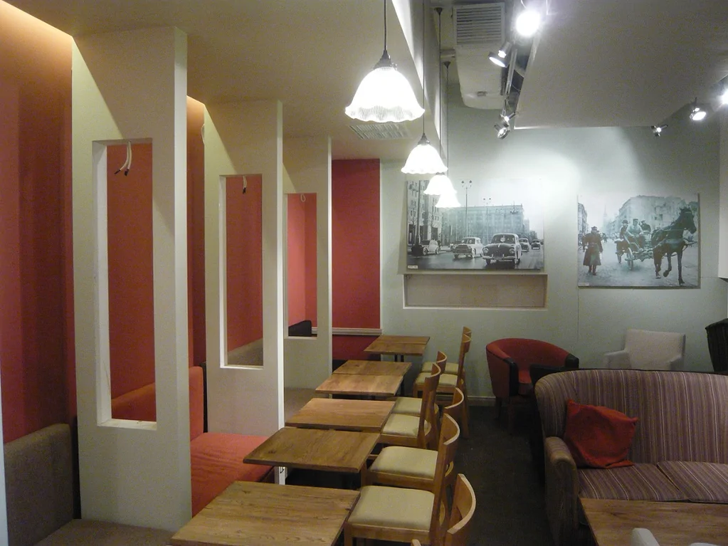 Strefa siedzeń z boksami i stolikami w odnowionym wnętrzu Green Caffè Nero