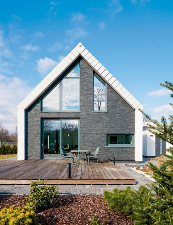 Dom w stanie Deweloperskim, Elewacja ciemna pokrycie z blachy, duże przeszklenia widok z ogrodu 