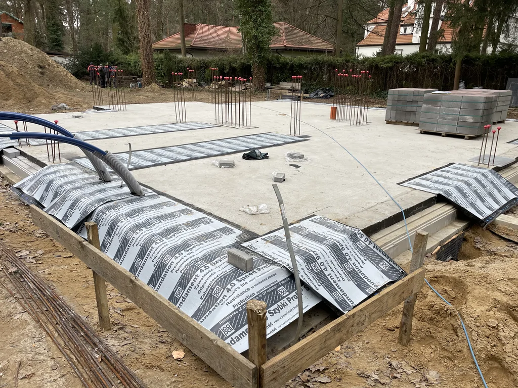 zakończony stan zero, posadzka budynku 