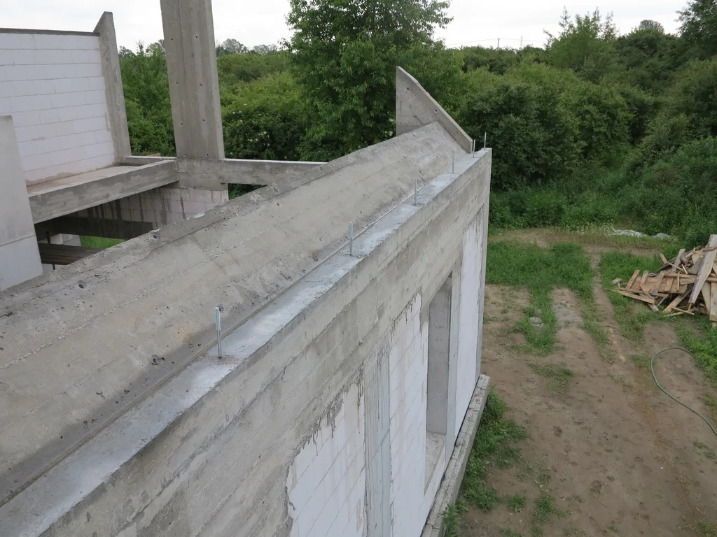 Belka żelbetowa wylana po skosie, mury z silikatów, słupy i elementy żelbetowe 