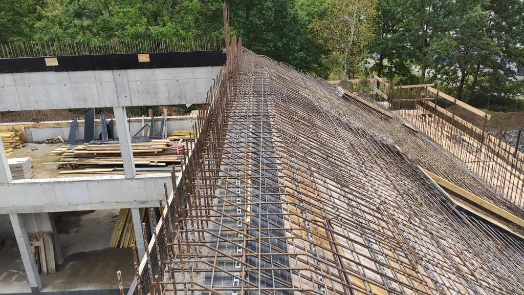 Zbrojenie skośnego stropu żelbetowego – gęsta siatka prętów na połaci przed betonowaniem