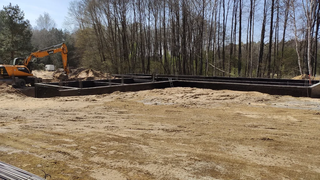 Izolacja przeciwwilgociowa ścian fundamentowych (powłoka bitumiczna) – prace ziemne przy fundamentach