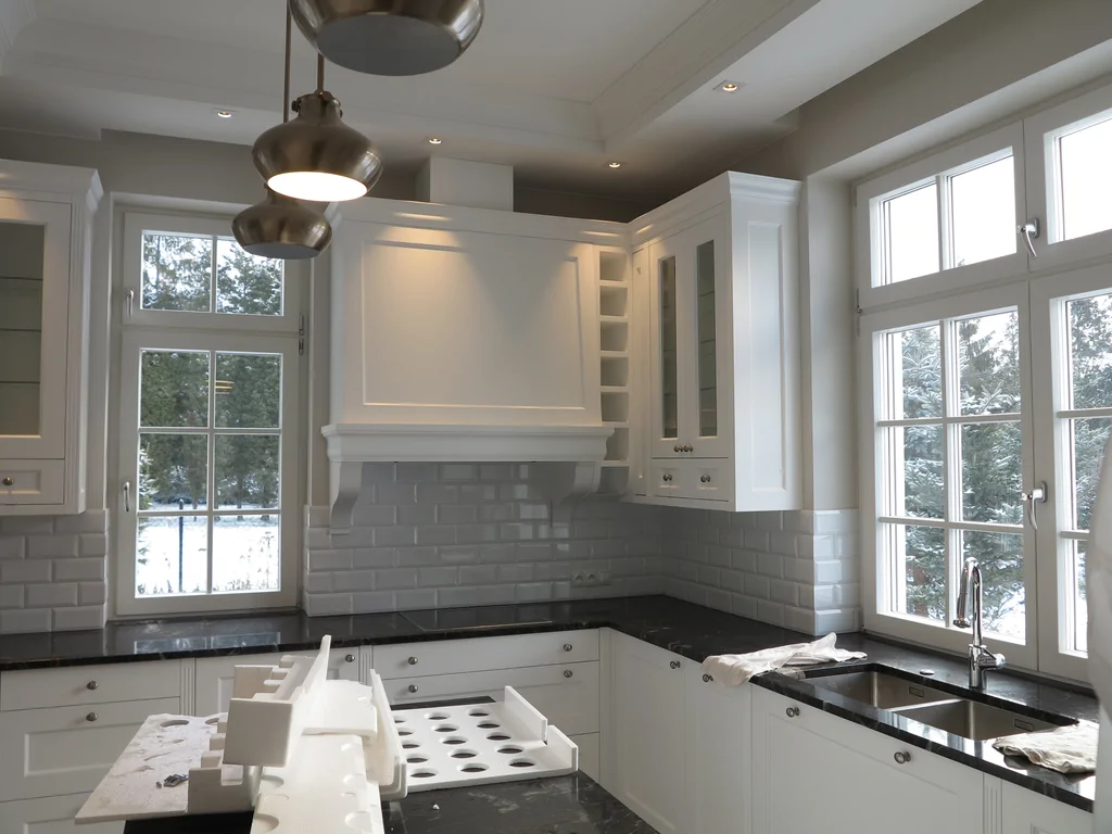 widok z salonu, duże podwójne drzwi, tapera, sufit podwieszany,