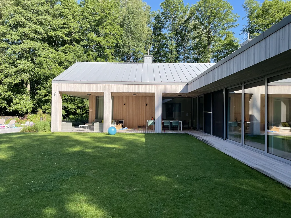 Podcień tarasowy – duże przesuwne przeszklenia i zadaszona strefa wypoczynkowa