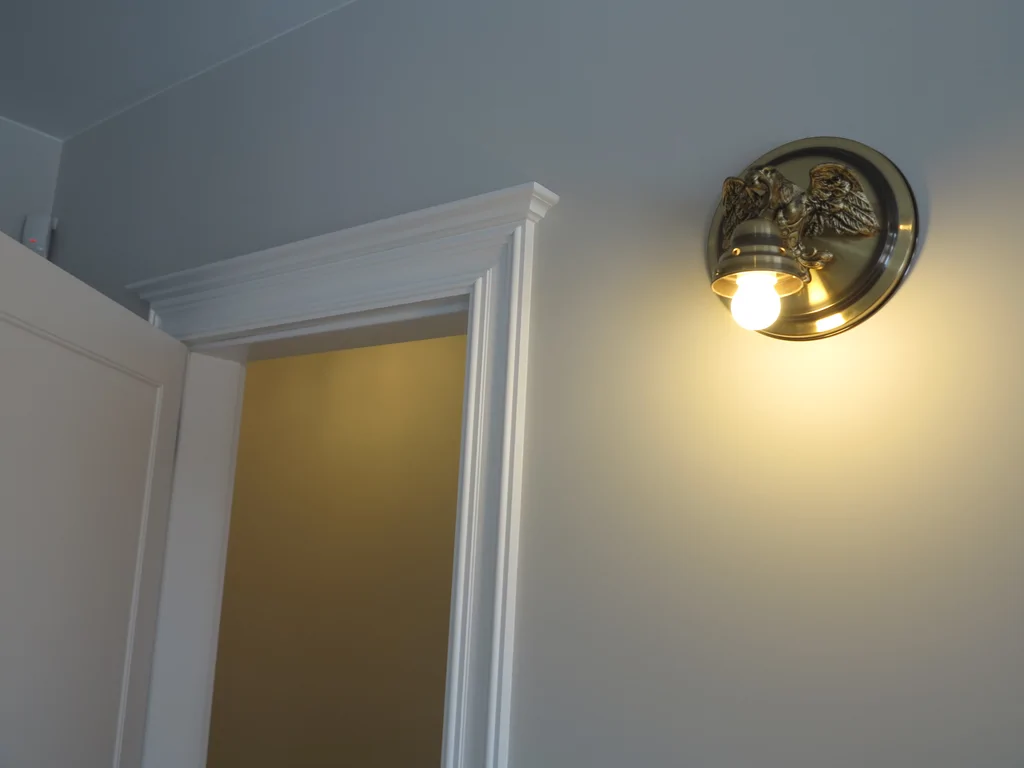 salon w stylu dworkowym, krzesłom z drewna, biała stolarka okienna z drewna, ciepłe oświetlenie led na suficie podwieszanym 