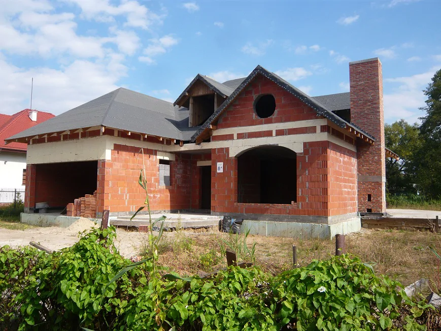 Budowa domu jednorodzinnego, schody żelbetowe, mury z porotherm, komin, więźba dachowa