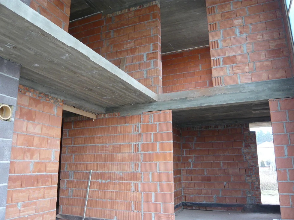 Wnętrze w stanie surowym – stropy żelbetowe i murowane przegrody bez wykończeń