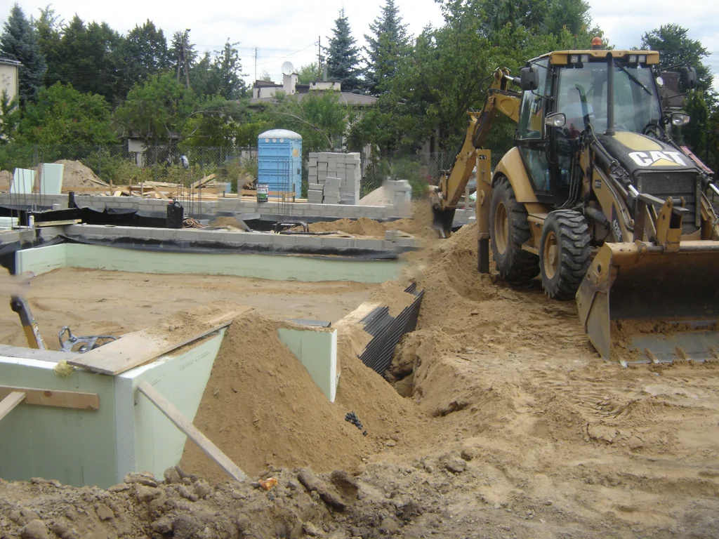 Wykonywanie zasypek fundamentów z zagęszczeniem