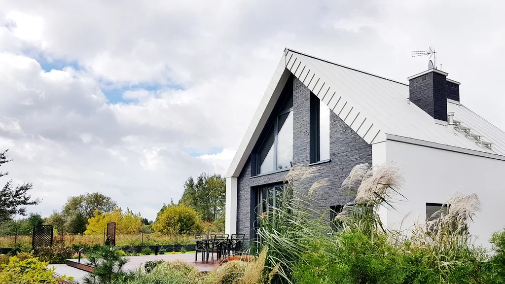 Dom w Stanie deweloperskim, widok z ogrodu 