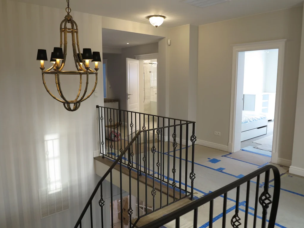 widok z góry na schody wewnętrzne, barierka ozdobna z kutej stali 