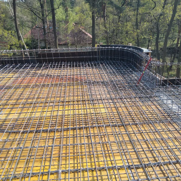 Gęste zbrojenie stropu żelbetowego przy zaokrąglonej krawędzi konstrukcji