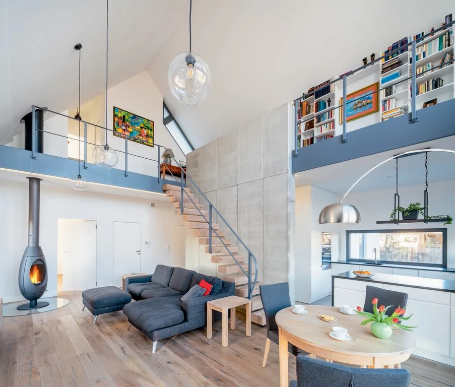 salon w stanie pod klucz, koza, ściana z betonu architetkoniczego schody wspornikowe z barierką 