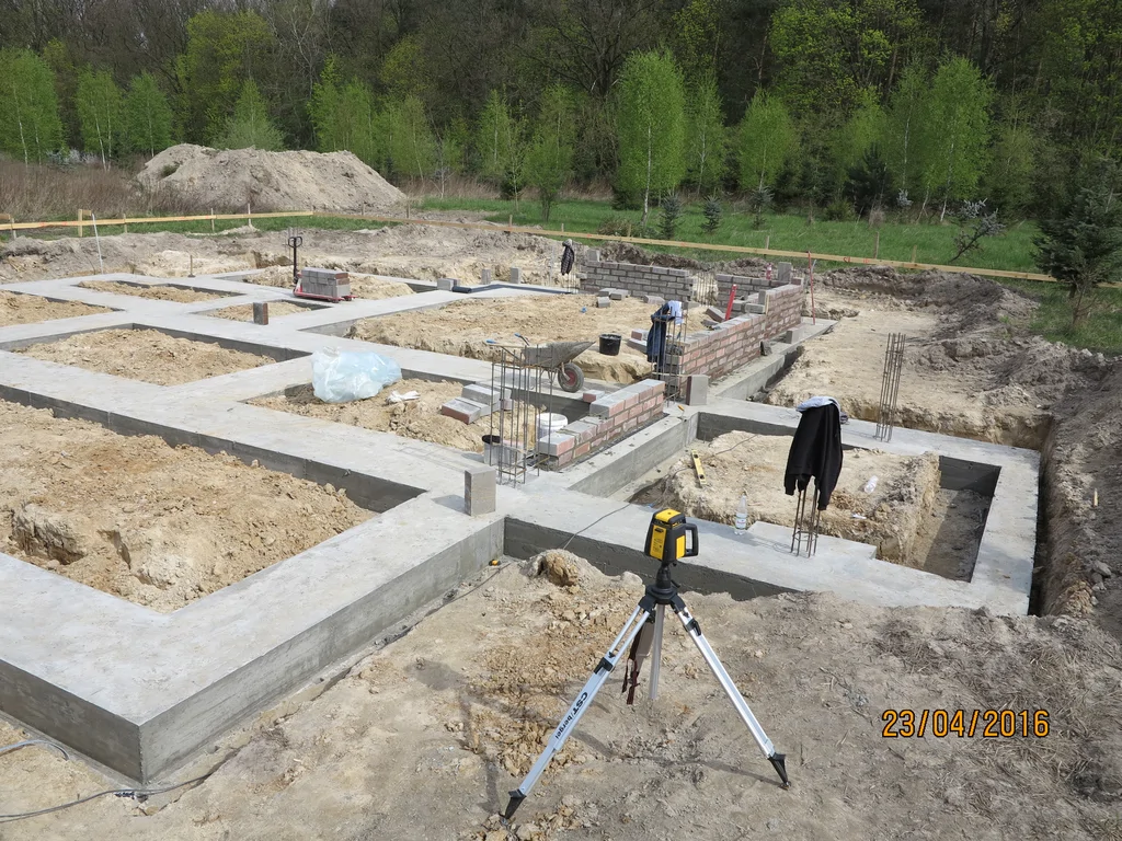 Wylane ławy fundamentowe, początek murowania ścian fundamentowych z bloczka 