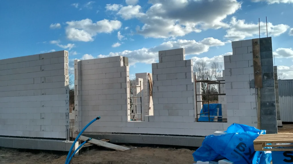 Ściany nośne parteru z pustaka ceramicznego 