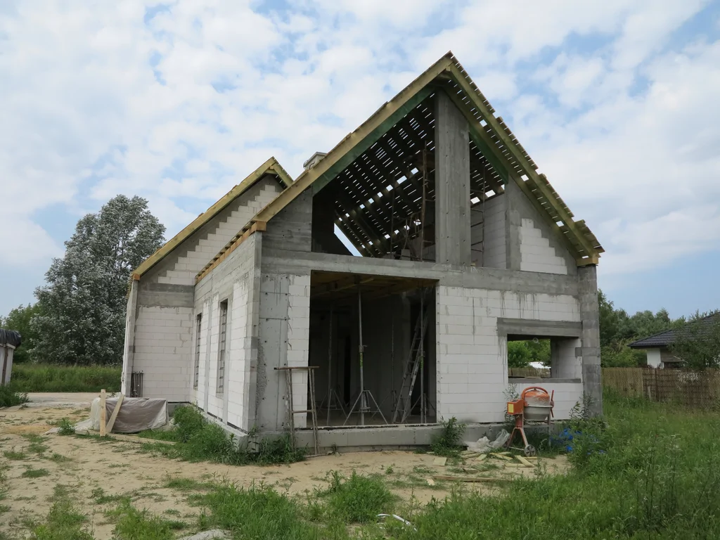 dom w stanie surowym, z więźbą dachową 