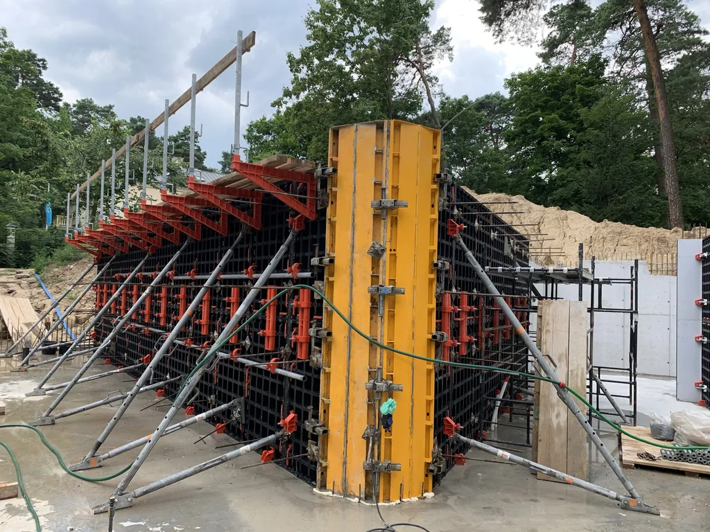 Systemowe szalunki ścian piwnicy podczas realizacji domu jednorodzinnego ze szczelną piwnicą