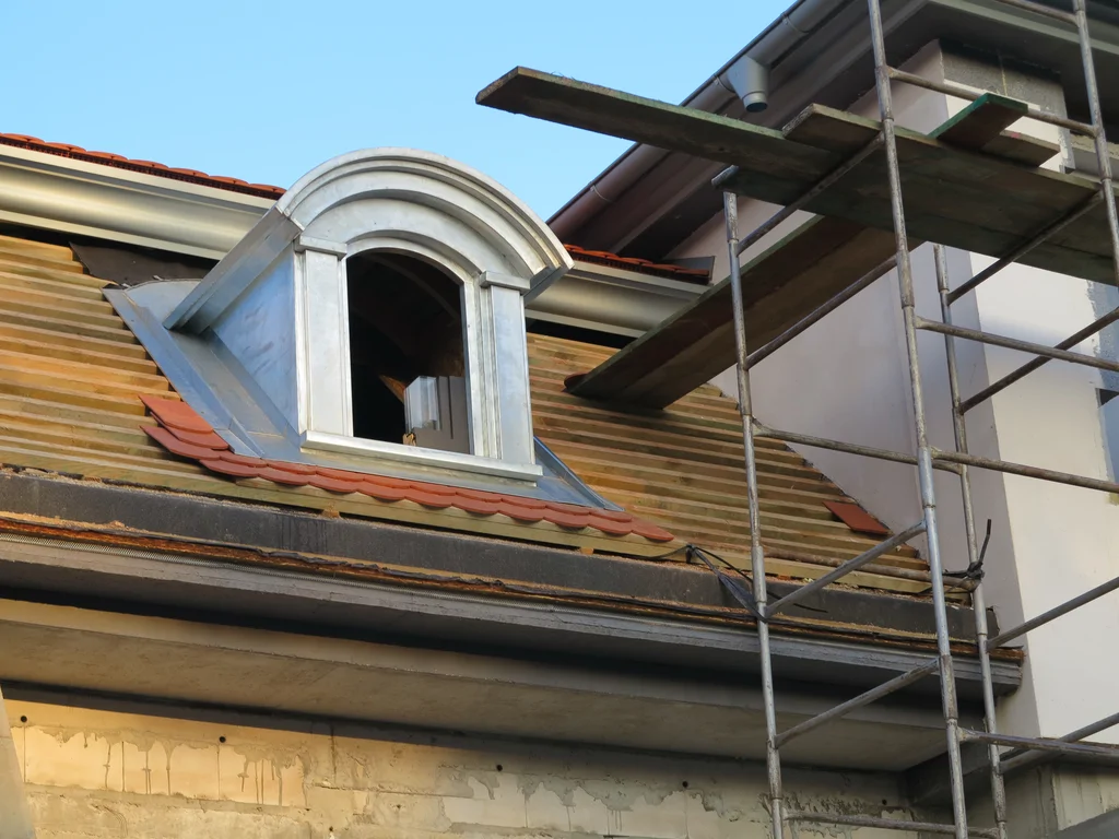 Więźba dachowa, widoczna lukarna z blachy, styl dworkowy 