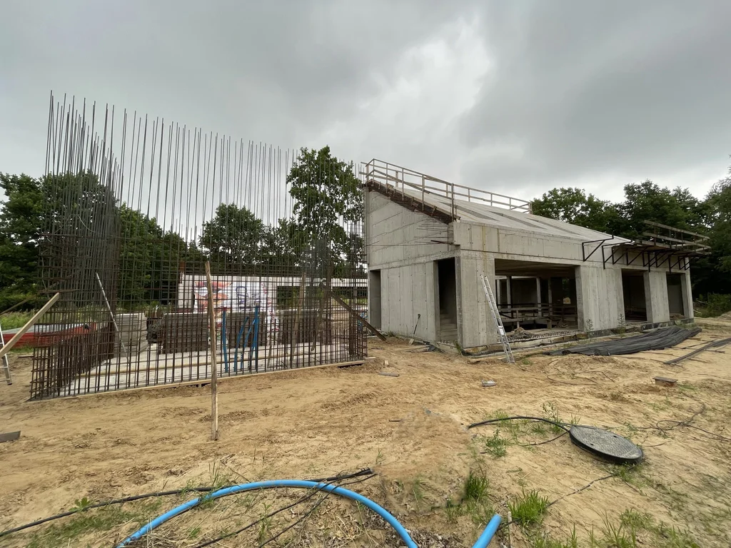 Zbrojenie ściany i budynek z przygotowaną połacią pod skośny strop żelbetowy – etap stanu surowego