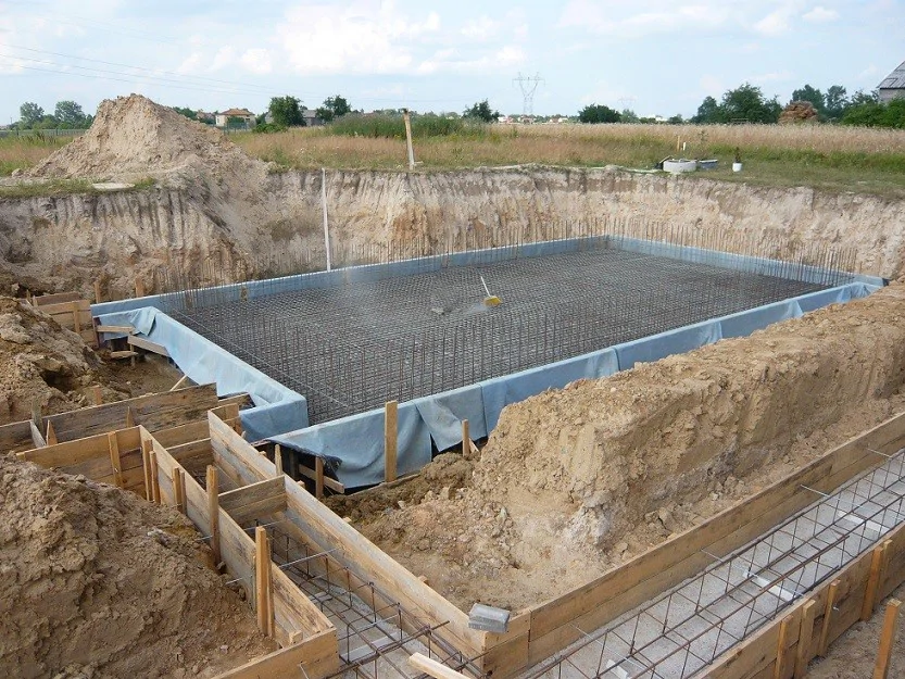Budowa Domu jednorodzinnego, stan surowy, płyta fundamentowa piwnicy w technologii białej wanny, zbrojenie płyty piwnicy i ław fundamentowych