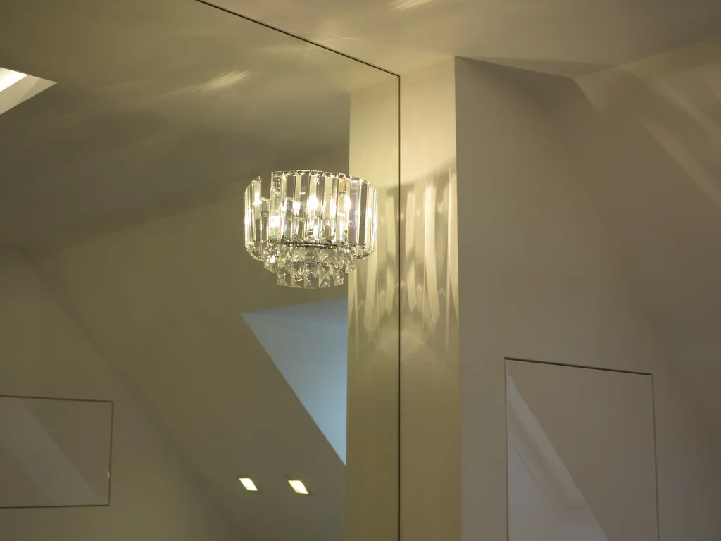 ozdobna barierka na schodach, oświetlenie 